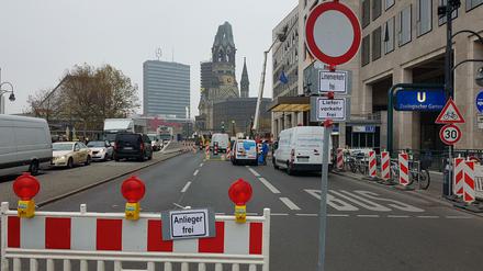 An der Hardenbergstraße wurde das Schild "Fahrräder frei" vergessen.