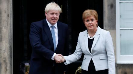 Premierminister Boris Johnson und Ministerpräsidentin Nicola Sturgeon schütteln sich die Hände in Edinburgh, Schottland.