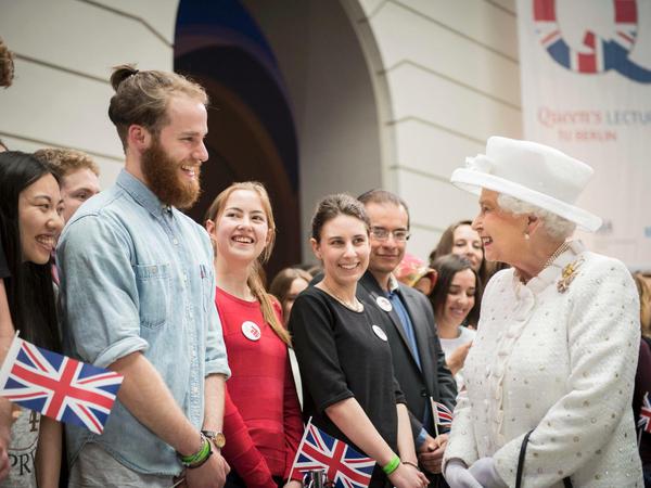 Plauderei mit Königin: Studierende der TU sprechen mit Queen Elizabeth II. über ihr Studium. 