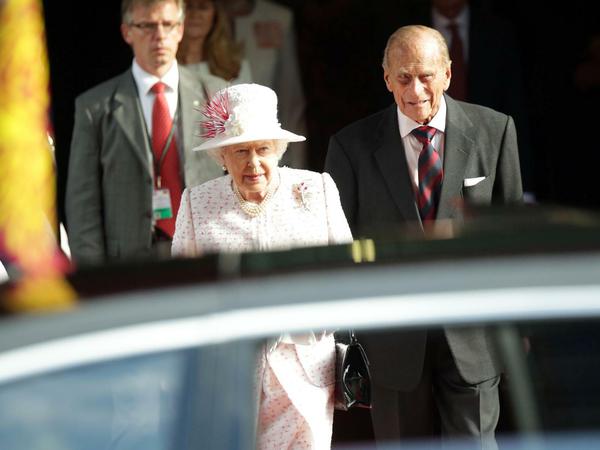 Königin im Partydress: Elizabeth II. und Philip machen sich auf den Weg zur Gartenparty in Grunewald.
