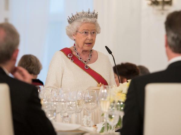 Die britische Königin Elizabeth II. hält aim Schloss Bellevue beim Staatsbankett ihre viel beachtete Tischrede, die sich als Appell für den Verbleib Großbritanniens in der EU interpretieren ließ.