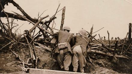 Britische Offiziere beobachten das Artilleriefeuer während der Somme-Schlacht 1916.