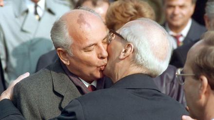 Gezückte Lippen: Der Bruderkuss zwischen dem sowjetischen Staats- und Parteichef Michail Gorbatschow und dem Staatsratsvorsitzenden der DDR, Erich Honnecker am Vortag des 7. Oktobers 1989 in Ost-Berlin.
