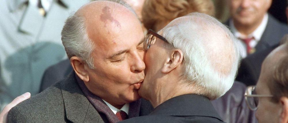 Gezückte Lippen: Der Bruderkuss zwischen dem sowjetischen Staats- und Parteichef Michail Gorbatschow und dem Staatsratsvorsitzenden der DDR, Erich Honnecker am Vortag des 7. Oktobers 1989 in Ost-Berlin.