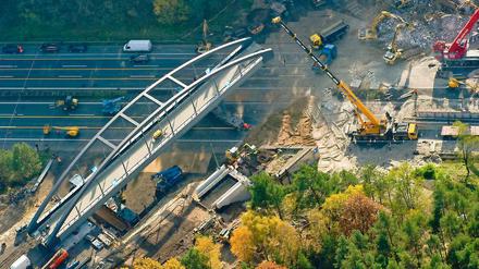 Vollsperrung: Über die Autobahn A10 wird eine neue Eisenbahnbrücke geschoben. 