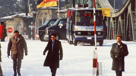 Sicherheitsbeamte in Zivil bei dem Agentenaustausch am 11. Februar 1986 auf der Glienicker Brücke.