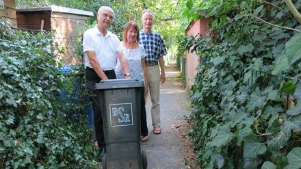 Die Anwohner Volker Heinrich, Christa Heinrich und Hermann Bischoff zeigen die Gasse, durch die der Müllmann muss. 