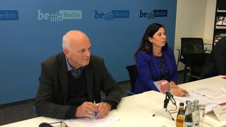 Klaus Brunswicker und Bildungssenatorin Sandra Scheeres (SPD) bei der Vorstellung des Zwischenberichts der Expertenkommission.