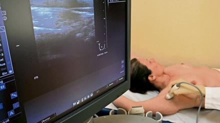 Eine Frau wird mit Ultraschall auf Brustkrebs untersucht. 