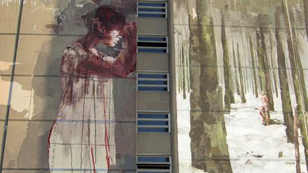 Das über 42 Meter hohe Kunstwerk zeigt eine graue Waldlandschaft. Darin steht ein blutüberströmtes Mädchen, rechts ist im Hintergrund ein aufgespießter nackter Körper zu erkennen. 
