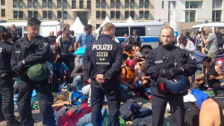 Polizisten kurz vor der Auflösung des Hungerstreiks der Flüchtlinge am Pariser Platz.