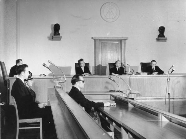 Harry Seidel (links) vor Gericht im Dezember 1962