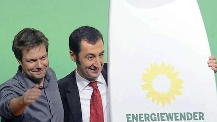 Der Fraktionsvorsitzende und Spitzenkandidat der Grünen in Schleswig-Holstein, Robert Habeck (l), steht am und der Bundesvorsitzende von der Grünen Cem Özdemir auf dem Bundesparteitag.