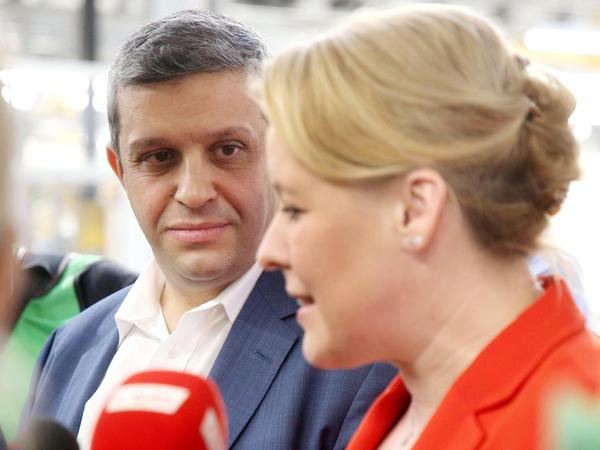 Bundesfamilienministerin Franziska Giffey und Berlins SPD-Fraktionschef Raed Saleh stellten sich nach einem Gespräch mit Werksleitung und Betriebsrat auch kurz Fragen der Presse. ein Statement ab.