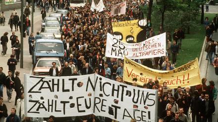 ARCHIV - Demonstranten mit Transparenten in der Innenstadt von Berlin protestieren gegen die geplante Volkszählung im Mai 1987.