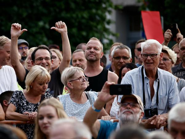 Interessierte Zuhörer, aber auch viele Demonstranten kamen zum Schulplatz in Neuruppin, als Kanzler Scholz dort am Mittwochabend auftrat.