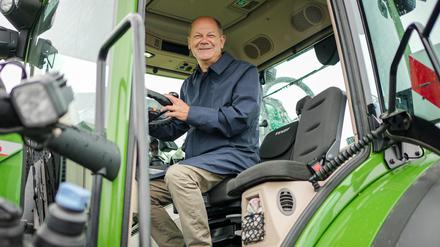 Bundeskanzler Olaf Scholz informierte sich am Wochenende in Trebbin über die aktuellen Herausforderungen in der Landwirtschaft. 