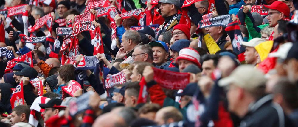 Fans von RB Leipzig beim Bundesliga-Duell mit den Bayern