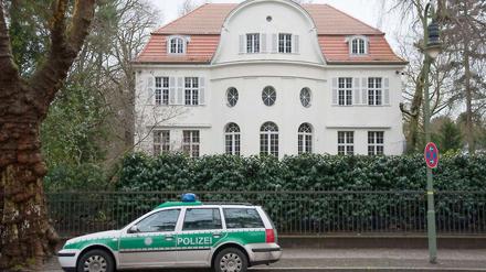 Die Dienstvilla des Bundespräsidenten in Berlin-Schmargendorf wird normalerweise von zwei Polizisten bewacht. Am Tag des Rücktritts von Christian Wulff waren dort bis zu sieben Beamte unterwegs.