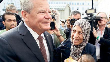 Willkommen. Der damalige Bundespräsident Joachim Gauck besuchte die Flüchtlinge im früheren Rathaus Wilmersdorf im August 2015.