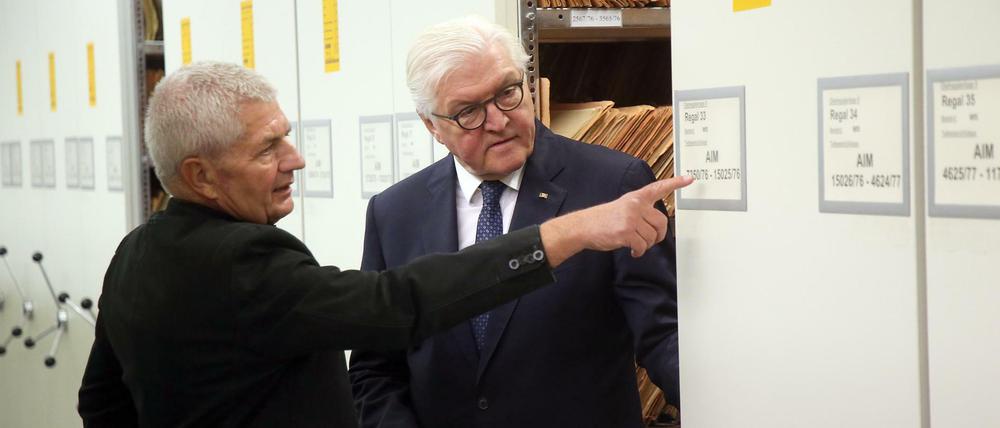 Bundespräsident Frank-Walter Steinmeier (r) mit Roland Jahn, Bundesbeauftragter für die Stasi-Unterlagen.
