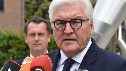Bundespräsident Steinmeier gibt am Stadthaus ein Statement ab, links Holger Kelch (CDU), Oberbürgermeister.