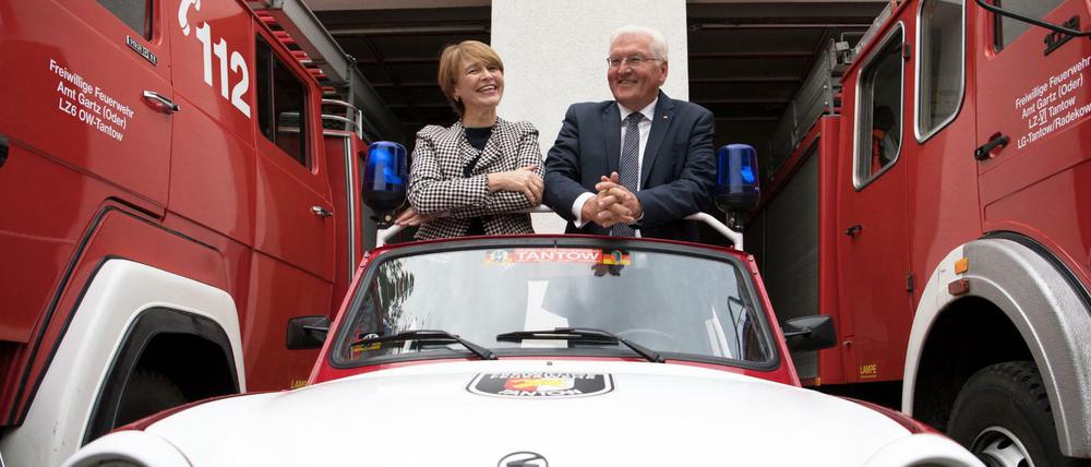 Bundespräsident Frank-Walter Steinmeier und seine Frau Elke Büdenbender beim Besuch der Freiwilligen Feuerwehr.