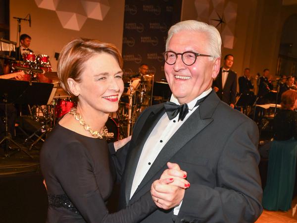 Bundespräsident Frank-Walter Steinmeier und seine Frau Elke Büdenbender (l) beim Tanzen.