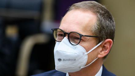 Michael Müller (SPD), Regierender Bürgermeister von Berlin, sitzt mit einer Maske mit der Aufschrift "Bundesrat" zu Beginn der 1000. Sitzung im Deutschen Bundesrat.
