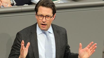 Bundesverkehrsminister Andreas Scheuer (CSU) spricht im Bundestag.