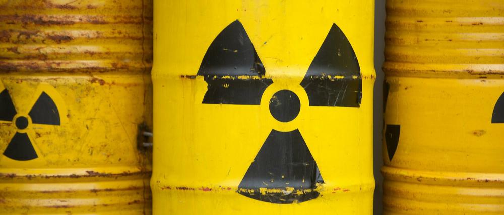 Mit gelben Tonnen und dem Radioaktiv-Zeichen demonstrieren Greenpeace-Aktivisten gegen Atommüllendlager. 