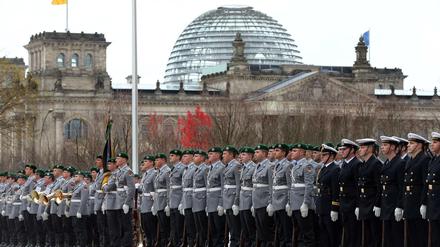 Feier vor dem Reichstag: Am Mittwochabend feiert die Bundeswehr mit einem Großen Zapfenstreich vor dem Reichstagsgebäude ihr 60-jähriges Bestehen. 