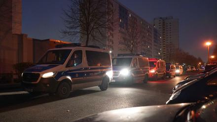 Fahrzeuge der Bundespolizei stehen in Rahmen der Razzia in Hohenschönhausen. Insgesamt gab es im Bundesgebiet zwanzig Razzien wegen mutmaßlicher Einschleusung von Ausländern.