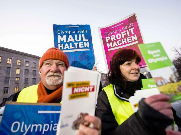 Berliner Bürger demonstrieren vor dem Bürgerforum gegen Olympia.