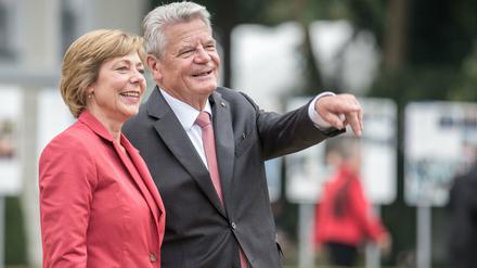 Bundespräsident Joachim Gauck mit seiner Lebensgefährtin Daniela Schadt beim Bürgerfest im Garten vom Schloss Bellevue.