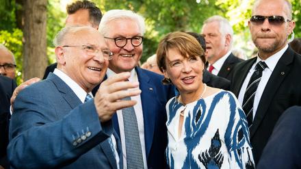 Bundespräsident Frank-Walter Steinmeier (2.v.l.) und seine Frau Elke Büdenbender mit Gästen im Park von Schloss Bellevue.