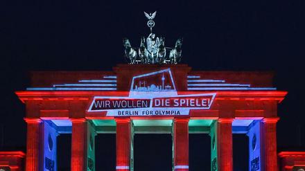 Der Schriftzug "Wir wollen die Spiele. Berlin für Olympia" steht im Januar 2015 Brandenburger Tor in Berlin. 