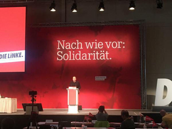 Bürgermeister und Kultursenator Klaus Lederer spricht auf dem Parteitag der Berliner Linken.