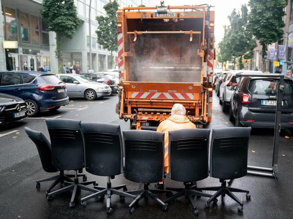 Die BSR kümmert sich nicht nur um Berlins mehr als 20.000 Abfallbehälter an den Straßenrändern. Hier verschnauft ein Mitarbeiter bei der Entsorgung von Büromöbeln hinter seinem LKW, aufgenommen im Oktober 2019.