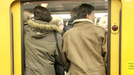 Umfallen unmöglich. So oder so ähnlich sieht es in Berliner U-Bahnen zu Stoßzeiten allzu häufig aus.