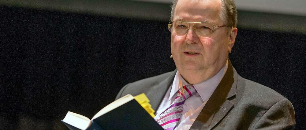 Neuköllns Bezirksbürgermeister Heinz Buschkowsky wird wegen seines Buches "Neukölln ist überall" von vielen Seiten kritisiert.