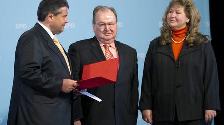 SPD-Chef Sigmar Gabriel ehrt Heinz Buschkowsky, der von seiner Ehefrau Christina begleitet wurde.