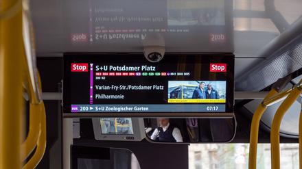 BVG-Fahrer hatten sich beschwert, dass die Monitore mit weißer Anzeige blenden würden