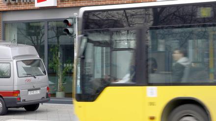 Ein Bus der BVG verursachte am Montagabend einen Unfall und rammte zwei Autos.