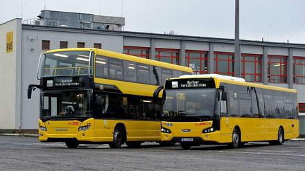 Da sind sie, die neuen BVG-Busse. Die Farbe ist gleich geblieben, ansonsten hat sich vieles verändert - vor allem ist der Doppeldecker kürzer geworden.