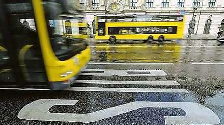 Busse sind ein wichtiges Verkehrsmittel in Berlin. Auf den eigenen Busspuren geht's voran - noch. Vielfach werden die Spuren durch Baustellen blockiert.