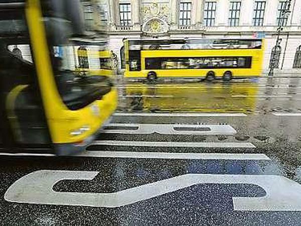 Busse sind ein wichtiges Verkehrsmittel in Berlin. Auf den eigenen Busspuren geht's voran - noch. Vielfach werden die Spuren durch Baustellen blockiert.