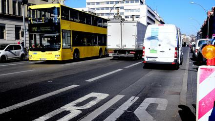 Blockiert. Wegen parkender Autos muss die BVG immer wieder Bus- und Tramlinien unterbrechen.