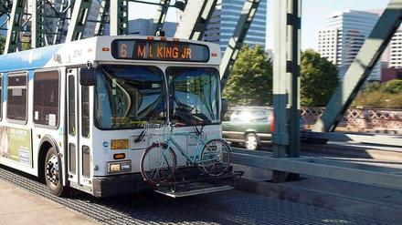 Und so macht's Portland in den USA. Da haben Fahrräder Platz auf einem Gestell am Bus.