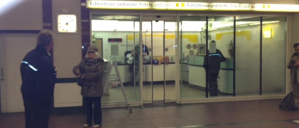 Am Tag nach dem Überfall sind gleich drei Sicherheitskräfte vor der BVG-Filiale im Einsatz.